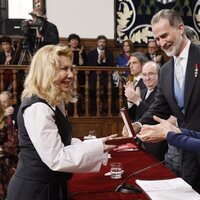 Cecilia Roth saluda a los Reyes Felipe y Letizia al recoger el Premio Cervantes 2021 en nombre de Cristina Peri Rossi