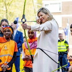 Máxima de Holanda practicando tiro con arco en la décima edición de los Juegos del Rey