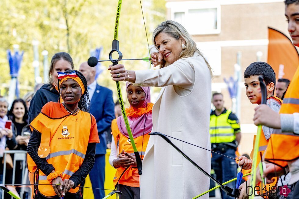 Máxima de Holanda practicando tiro con arco en la décima edición de los Juegos del Rey