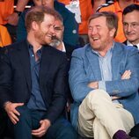 El Príncipe Harry y Guillermo Alejandro de Holanda riéndose en los Invictus Games de La Haya