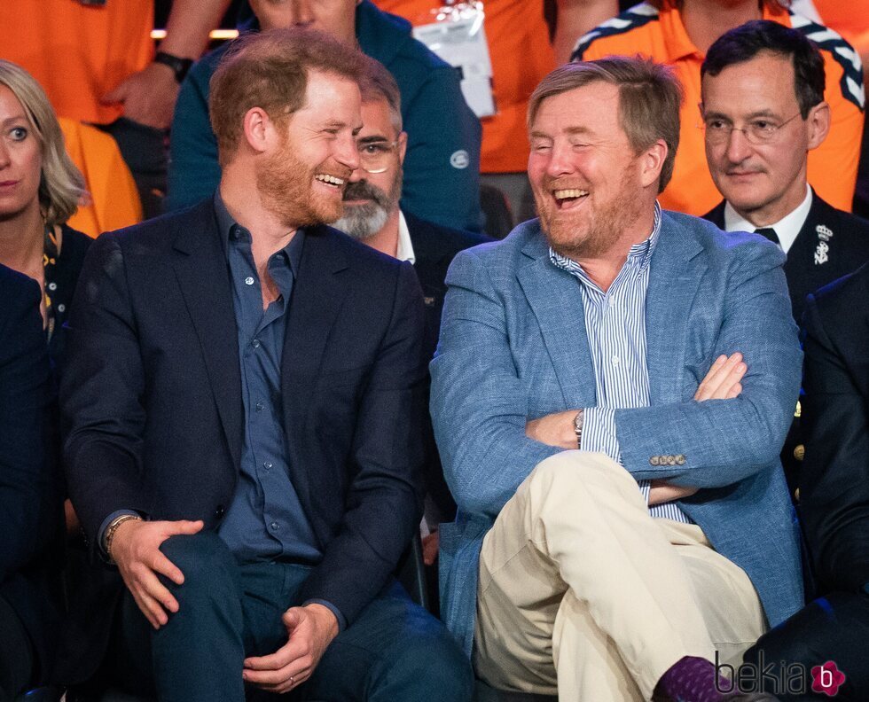 El Príncipe Harry y Guillermo Alejandro de Holanda riéndose en los Invictus Games de La Haya