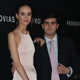 Victoria Federica y Jorge Bárcenas posando juntos en el desfile de Pronovias