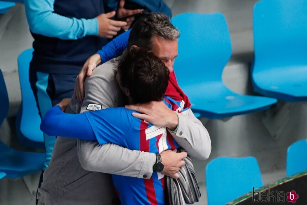 Iñaki Urdangarin y su hijo Pablo abrazándose tras un partido en Pamplona