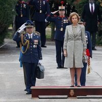La Reina Sofía presidiendo la jura de bandera de personal civil en el Acuartelamiento de la Guardia Real