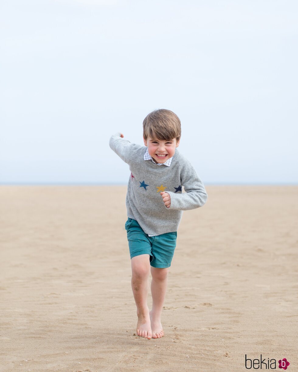 El Príncipe Luis corriendo por la playa