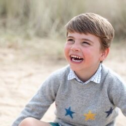 El Príncipe Luis, muy sonriente en la playa