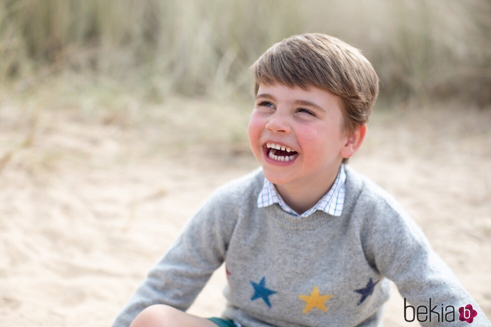 El Príncipe Luis, muy sonriente en la playa
