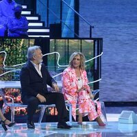 Ion Aramendi hablando con Enrique del Pozo en la primera gala de 'Conexión Honduras'