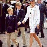 Lady Di con el Príncipe Guillermo y el Príncipe Harry en un acto