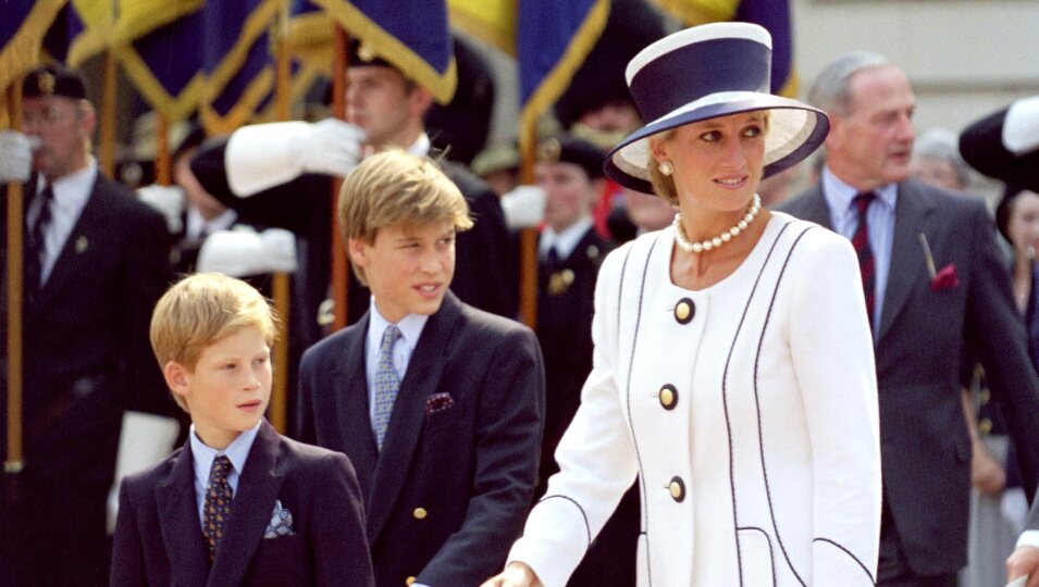 Lady Di con el Príncipe Guillermo y el Príncipe Harry en un acto