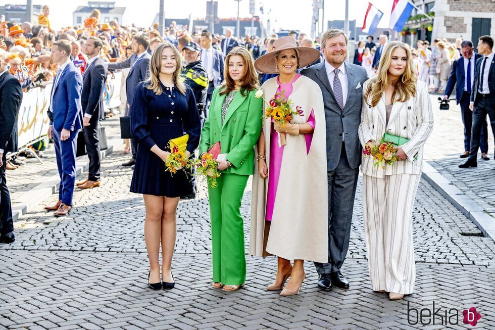 Guillermo Alejandro y Máxima de Holanda con sus hijas en el Día del Rey 2022