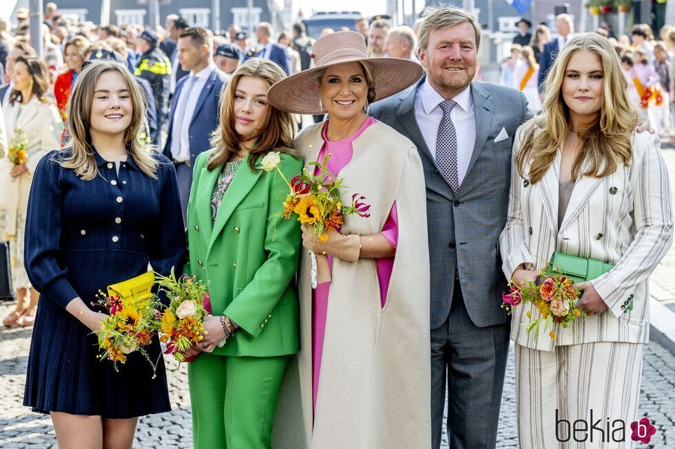 Guillermo Alejandro y Máxima de Holanda y sus hijas Amalia, Alexia y Ariane de Holanda en el Día del Rey 2022