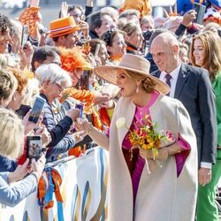 Máxima de Holanda saludando a la ciudadanía en el Día del Rey 2022 en Maastricht