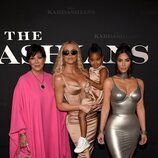 Kris Jenner, Khloé, True Thompson y Kim Kardashian en la premiere de 'The Kardashians'