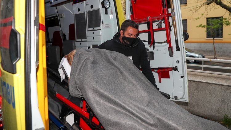 Belén Esteban montando en la ambulancia antes de ser operada