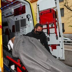 Belén Esteban montando en la ambulancia antes de ser operada