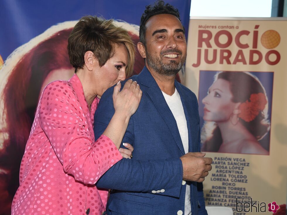 Rocío Carrasco y Fidel Albiac, muy cariñosos en la presentación de 'Mujeres cantan a Rocío'