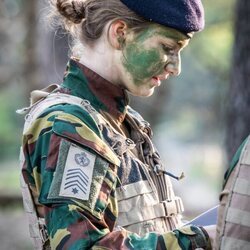 Isabel de Bélgica, de camuflaje en unas prácticas militares en Leopoldsburg