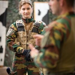 Isabel de Bélgica con uniforme militar en unas prácticas miliares en Leopoldsburg