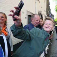 Alexia de Holanda se hace un selfie con un niño en el Día del Rey 2022