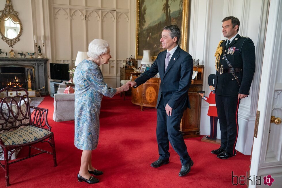 La Reina Isabel saluda al Presidente de la Confederación Suiza en Windsor Castle