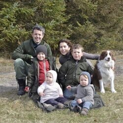 Federico y Mary de Dinamarca con sus hijos Christian, Isabel, Vicente y Josefina cuando eran pequeños en una excursión