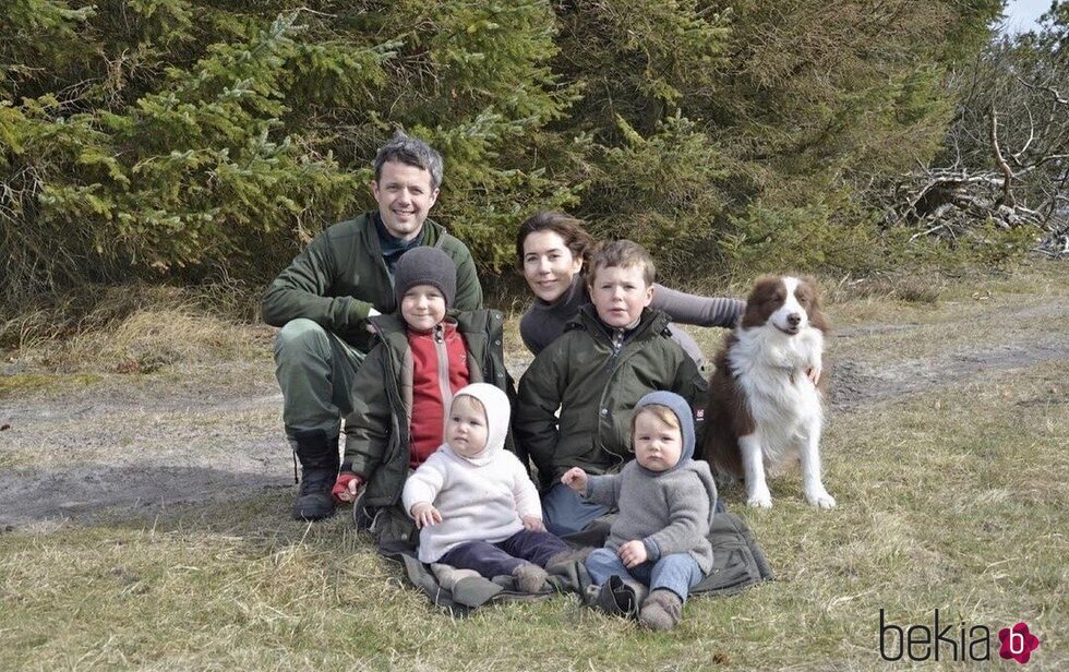 Federico y Mary de Dinamarca con sus hijos Christian, Isabel, Vicente y Josefina cuando eran pequeños en una excursión