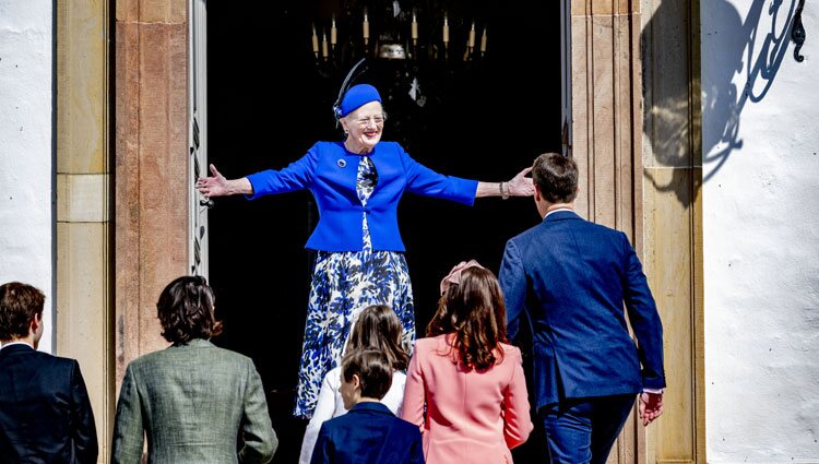 Margarita de Dinamarca recibe a Joaquín y Marie de Dinamarca y sus hijos en la Confirmación de Isabel de Dinamarca