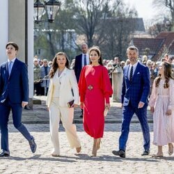 Federico y Mary de Dinamarca con sus hijos a su llegada a la Confirmación de Isabel de Dinamarca