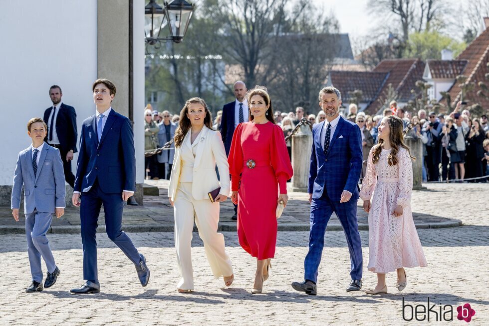 Federico y Mary de Dinamarca con sus hijos a su llegada a la Confirmación de Isabel de Dinamarca
