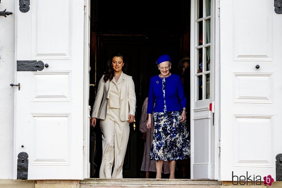 Isabel de Dinamarca con su abuela Margarita de Dinamarca en su Confirmación