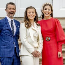 Isabel de Dinamarca con sus padres en su Confirmación