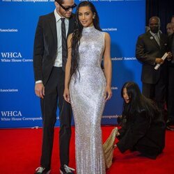 Pete Davidson mira con cariño a Kim Kardashian mientras a ella le colocan el vestido en su primera alfombra roja juntos