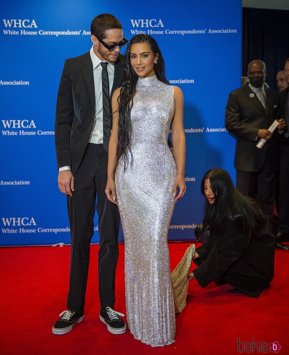 Pete Davidson mira con cariño a Kim Kardashian mientras a ella le colocan el vestido en su primera alfombra roja juntos
