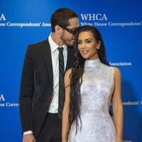 Kim Kardashian y Pete Davidson, muy cariñosos en la cena de la Asociación de Corresponsales de la Casa Blanca 2022