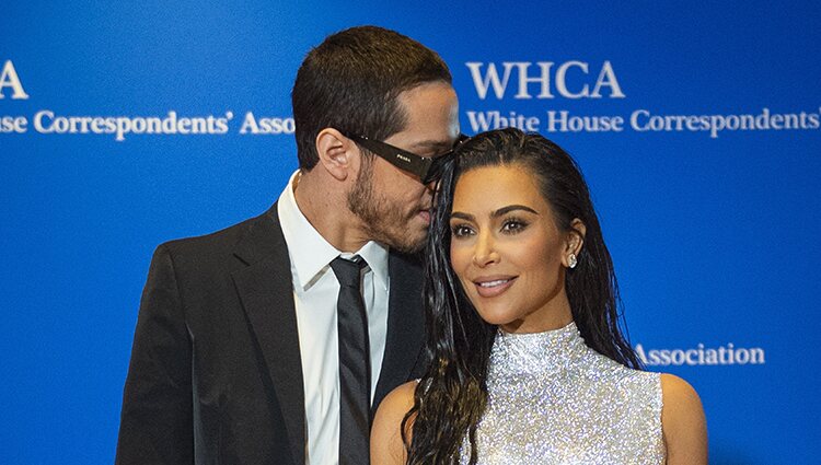 Kim Kardashian y Pete Davidson, muy cariñosos en la cena de la Asociación de Corresponsales de la Casa Blanca 2022