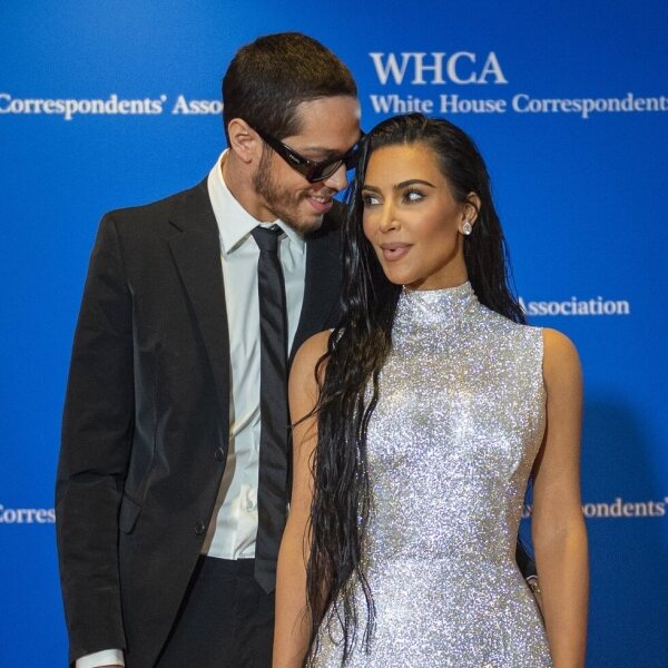 Kim Kardashian y Pete Davidson hacen su debut como pareja en la cena de Corresponsales de la Casa Blanca