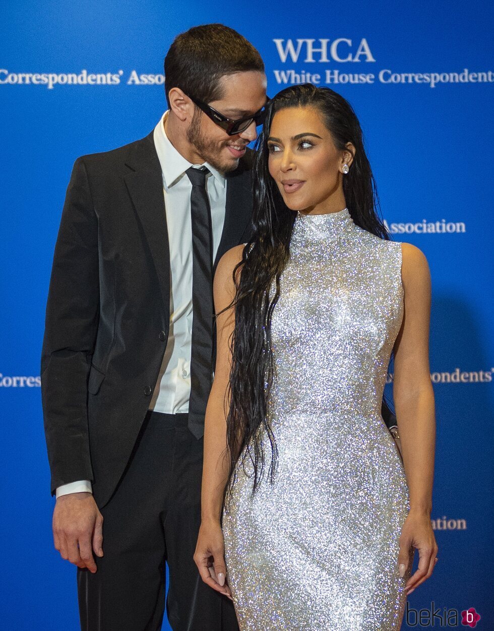 Kim Kardashian y Pete Davidson en su primer acto como pareja en la cena de la Asociación de Corresponsales de la Casa Blanca 2022