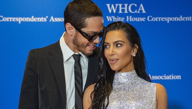 Kim Kardashian y Pete Davidson en su primer acto como pareja en la cena de la Asociación de Corresponsales de la Casa Blanca 2022