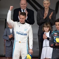 Alberto y Charlene de Mónaco y sus hijos Jacques y Gabriella de Mónaco en el campeonato en la Fórmula E en Mónaco