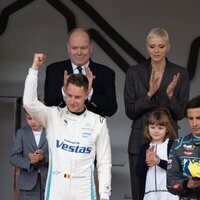 Alberto y Charlene de Mónaco y sus hijos Jacques y Gabriella de Mónaco en el campeonato en la Fórmula E en Mónaco