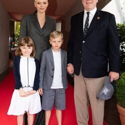 Alberto y Charlene de Mónaco y sus hijos Jacques y Gabriella de Mónaco en la reaparición de la Princesa Charlene