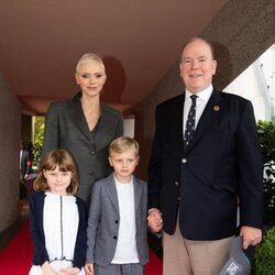 Alberto y Charlene de Mónaco y sus hijos Jacques y Gabriella de Mónaco en la reaparición de la Princesa Charlene