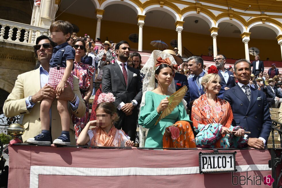 Tana Rivera con sus padres, sus hermanos, su novio, Lourdes Montes y Narcís Rebollo en la Exhibición de Enganches de la Feria de Abril 2022
