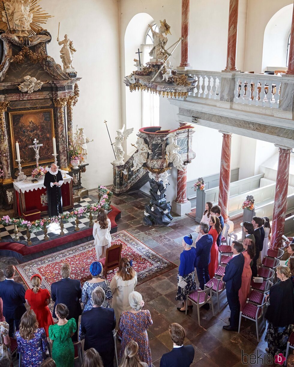 Isabel de Dinamarca durante su Confirmación en la iglesia del Palacio de Fredensborg