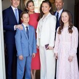 Foto oficial de Isabel de Dinamarca con sus padres y hermanos en su Confirmación