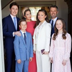 Foto oficial de Isabel de Dinamarca con sus padres y hermanos en su Confirmación