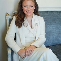 Foto oficial de Isabel de Dinamarca muy sonriente en su Confirmación