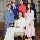 Federico y Mary de Dinamarca y sus hijos Christian, Isabel, Vicente y Josefina en una foto oficial de la Confirmación de Isabel de Dinamarca
