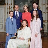 Federico y Mary de Dinamarca y sus hijos Christian, Isabel, Vicente y Josefina en una foto oficial de la Confirmación de Isabel de Dinamarca